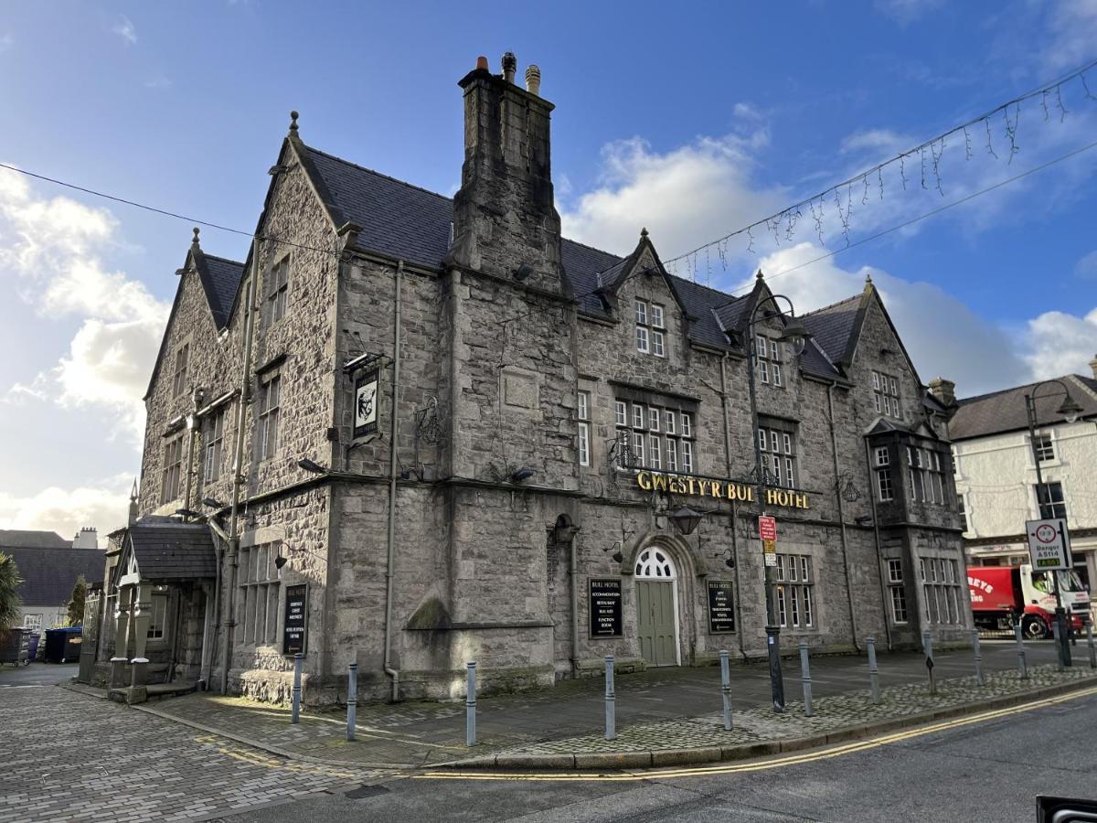 The Bull Hotel Llangefni Exterior foto