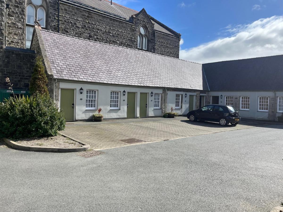 The Bull Hotel Llangefni Exterior foto