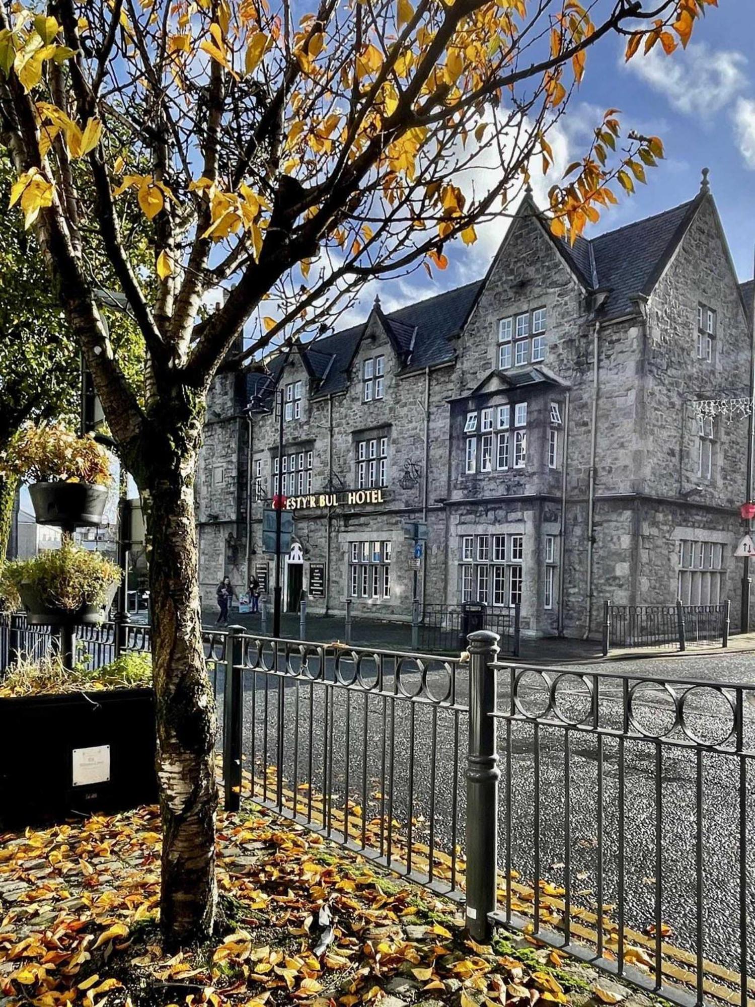 The Bull Hotel Llangefni Exterior foto