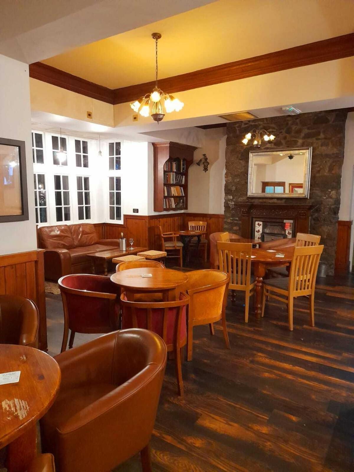 The Bull Hotel Llangefni Exterior foto