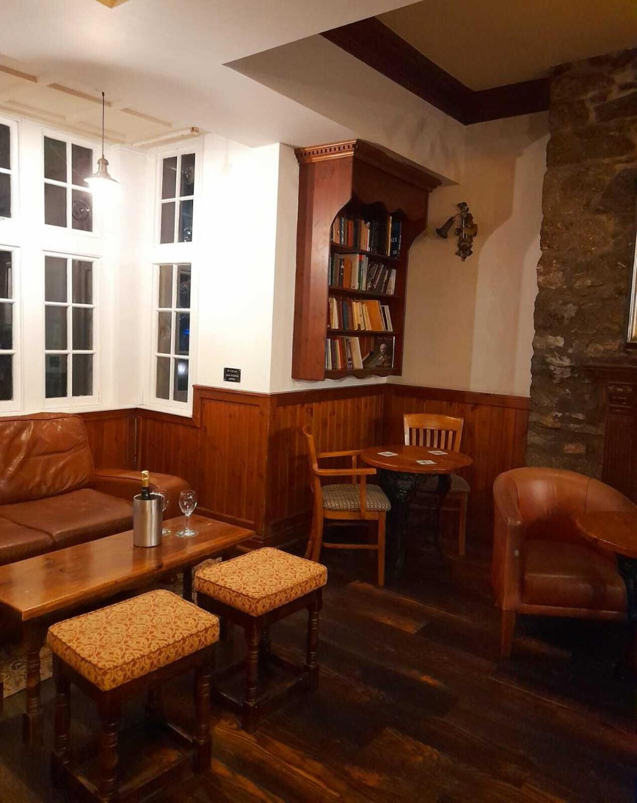 The Bull Hotel Llangefni Exterior foto